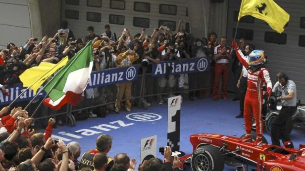Hoch die Fahnen: Nach der starken Performance auf dem Schanghai International Circuit demonstrierten Fernando Alonso und Ferrari auch Passione beim Jubel.