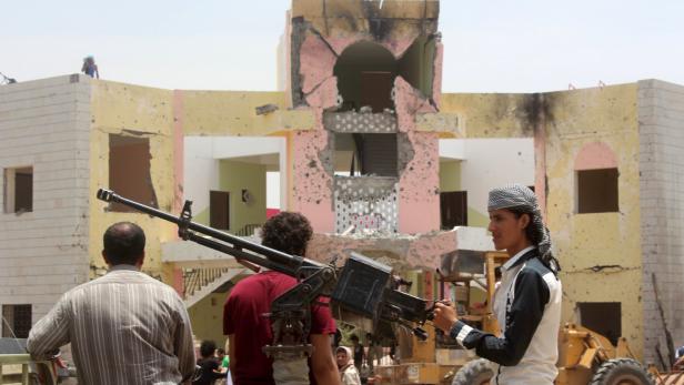 Im Jemen tobt seit 2014 ein Bürgerkrieg. Hier abgebildet: Jemenitische Sicherheitskräfte stehen Wache nach IS-Anschlag 2016