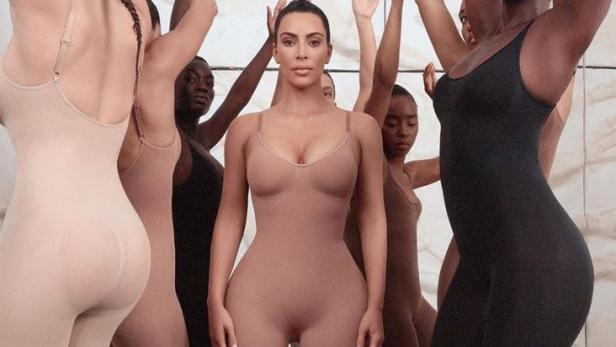 Kim Kardashian hat eine neue Geschäftsidee in die Tat umgesetzt: Sexy Stützkleidung.