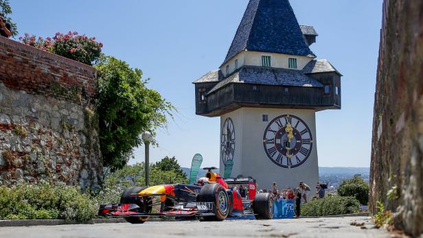 Verstappen sauste im Red-Bull-Boliden zum Grazer Uhrturm