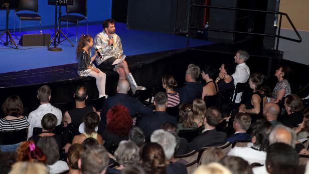 Valentina im Gespräch mit Marcel auf der Bühne bei der Eröffnung