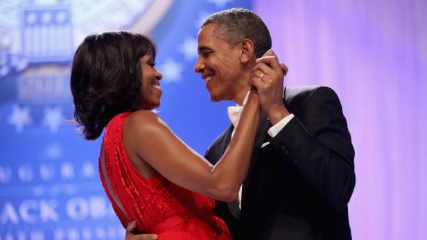 Barack und Michelle Obama tanzen zusammen bei einem formellen Anlass.