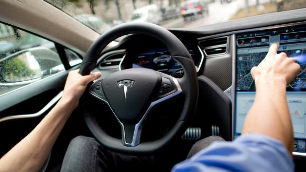 Tödlicher Unfall mit Tesla-Autopilot: Verkehrsaufsicht prüft