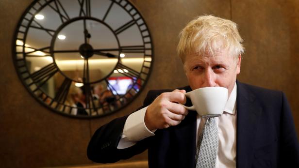 Boris Johnson in einem Teegeschäft in Oxshott.