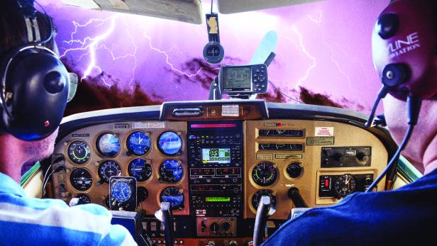 Heikler Einsatz während eines Gewitters für die Hagelflieger (Bildmontage).