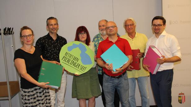 Teil der 17-köpfigen Führungscrew der Bürgerinitiative zur Rettung des Pichlingersees präsentiert Abschluss der Unterschriftenaktion