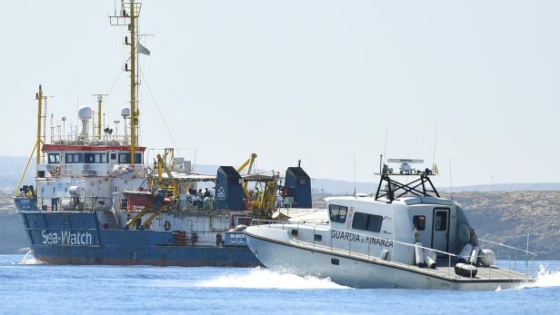 Nervenkrieg um Flüchtlingsschiff, Salvini droht Crew