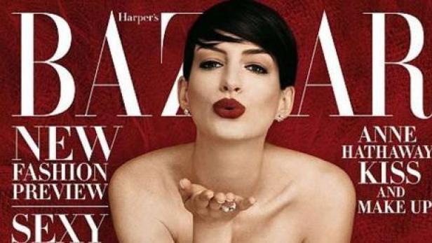 Anne Hathaway auf dem Cover von Harper's Bazaar mit roten Lippen und einem Kussmund.