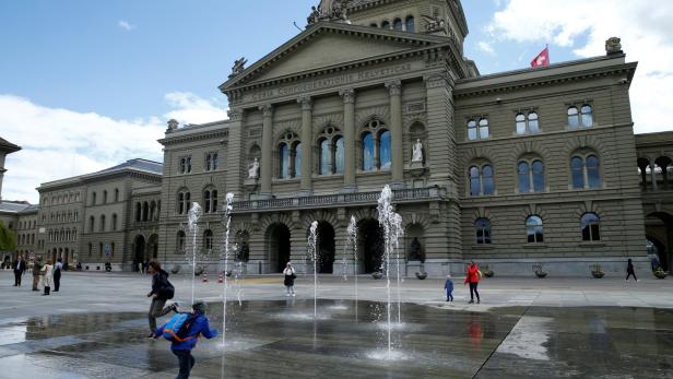 Die Schweizer Regierung wehrt sich wegen innenpolitischen Widerstands gegen eine bereits ausverhandelte EU-Vereinbarung. Im Bild das Bundeshaus in Bern.