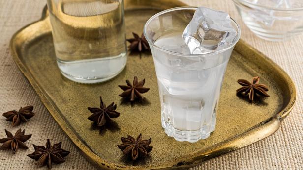 Tablett mit Flasche und Schnapsglas und Sternanis