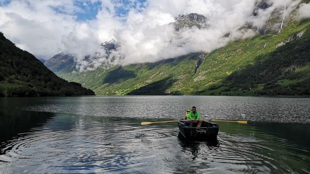 Rudern mit Sohn: Der See Oldevatnet speist sich aus dem Briksdal-Gletscher, das gesamte Tal (Oldedalen) sieht aus, als ob es für Familien geschaffen wurde.
