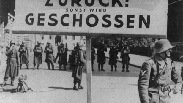 Februarkämpfe 1934: Die Gegensätze zwischen Sozialdemokraten und Christlichsozialen führen zum Bürgerkrieg. Truppen der Regierung von Engelbert Dollfuß sichern Gebäude in Wien gegen Aufständische