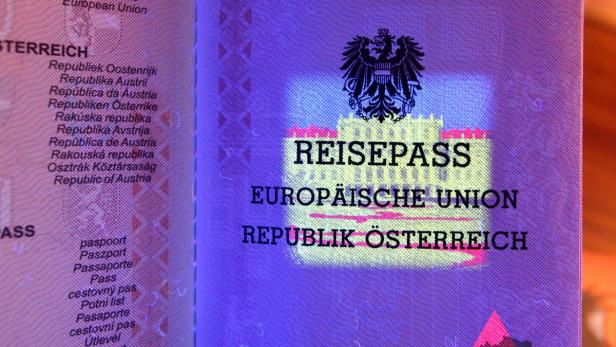 Ein österreichischer Reisepass unter UV-Licht, der die Wörter „Reisepass, Europäische Union, Republik Österreich“ zeigt.