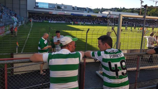 Ungewohnte Zaungäste in Hernals: Celtic-Fans sahen ihrem Team auf die Füße.