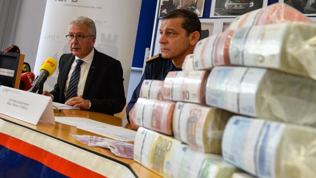 Tirols LKA-Chef Walter Pupp und Landespolizeidirektor Helmut Tomac (v. li.) mit einem Teil der sichergestellten Beute aus zwei Verbrechen gegen einen Innsbrucker Geldtransporter-Firma im Jahr 2014.