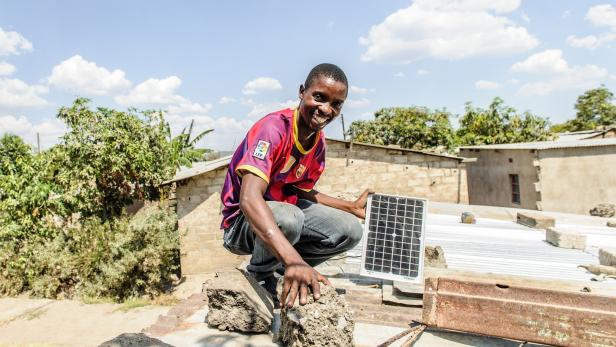 Ein kleines Solarpaneel am Dach der Hütte kann große Wirkung haben: Strom erleichtert die tägliche Arbeit, vom Kochen übers Nähen bis hin zum Lernen der Kinder