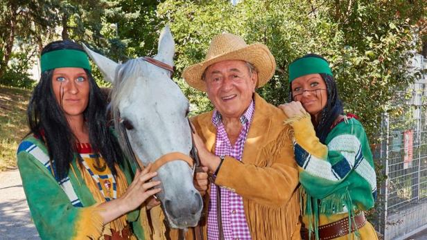Richard Lugner als Cowboy mit zwei Indianerinnen