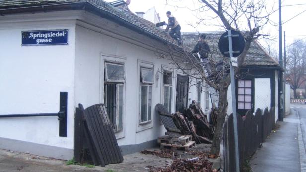 Grinzinger Straße 77: Die Dachziegel wurden schon abgetragen