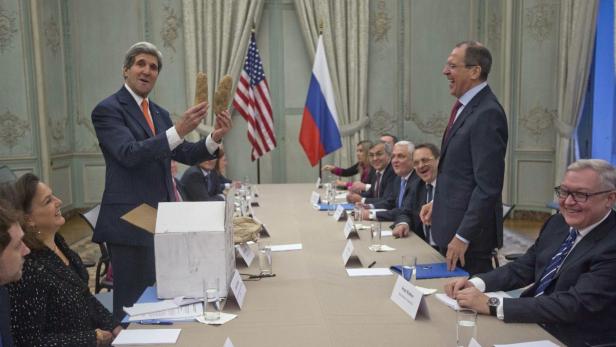 Heiße Kartoffel: US-Außenminister John Kerry und sein russischer Kollege Sergej Lawrow sind bei ihrem Treffen in Paris um lockere Atmosphäre bemüht. Für die Kameras jonglieren sie ein Paar Kartoffeln aus Iowa. Hinter den Kulissen aber ist die heiße Kartoffel der Iran und seine neue Rolle in Syrien