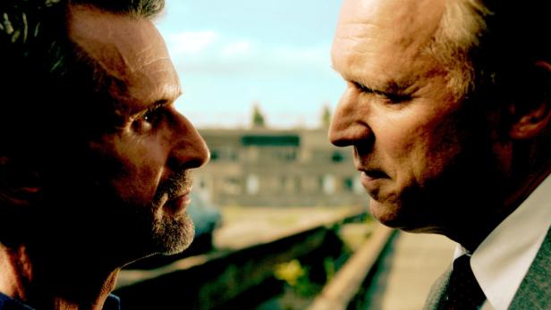 Zwei Männer stehen sich angespannt gegenüber.