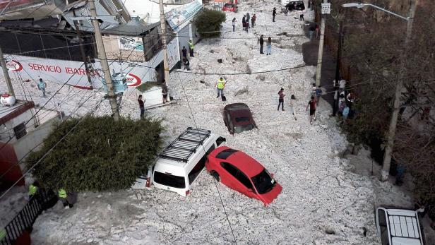 Spektakuläre Bilder: Mexikanische Stadt unter Hagel begraben