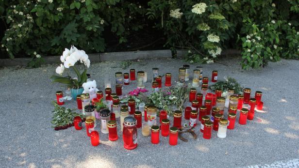 Gedenkstätte für das Opfer am Parkplatz in Greinsfurth