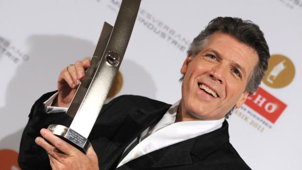 epa02946625 US singer Thomas Hampson presents his award in the category &#039;Singer of the Year&#039; of the Echo Classic Award 2011 held at the concert hall at the Gendarmenmarkt in Berlin, Germany, 02 October 2011. The German Phono Academy awards outstanding interpretations of classical music every year since 1994. The award is featured on German television since 1996 as a TV-gala. EPA/RAINER JENSEN