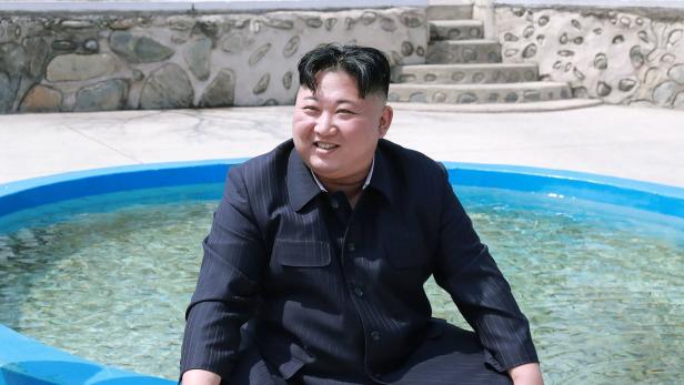 Kim Jong-un beim Besuch einer Fischfarm.
