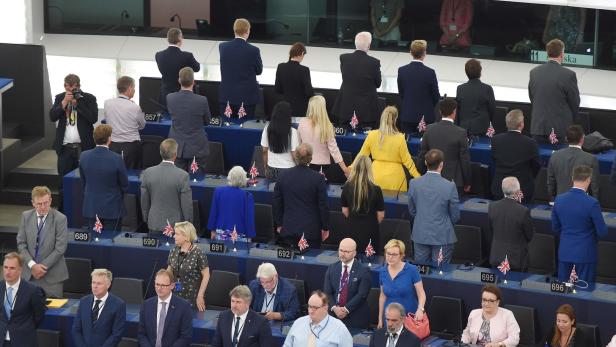 Brexit-Befürworter im EU-Parlament zeigen dem Plenum ihre Rücken.