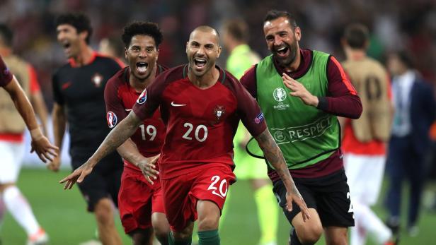 Portugal&#039;s forward Ricardo Quaresma (C) celebrates after scoring the winning goal in a penalty shoot-out the Euro 2016 quarter-final football match between Poland and Portugal at the Stade Velodrome in Marseille on June 30, 2016. / AFP PHOTO / Valery HACHE