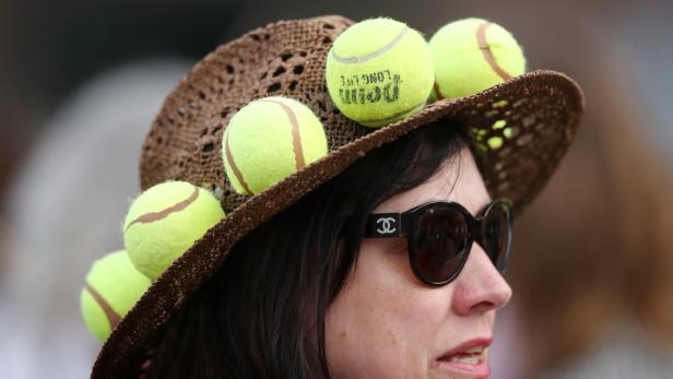 Gut behütet: Ein Tennisfan in Wimbledon