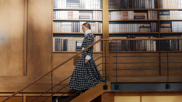 Paris Fashion Week: Chanel zeigt Mode inmitten von Büchern