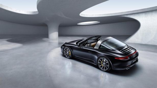 Ein schwarzer Porsche 911 Targa steht in einem modernen Gebäude.