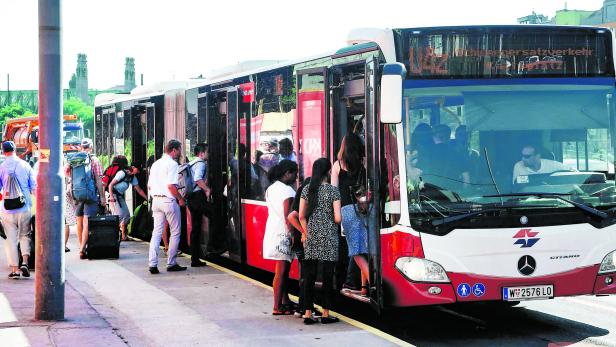 Fahrgäste steigen an einer Haltestelle in einen Bus der Wiener Linien ein.