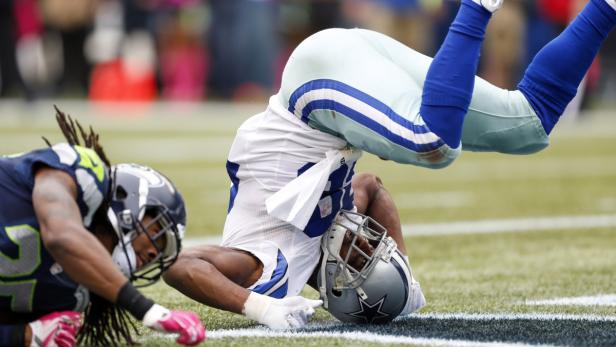 Ein Footballspieler der Dallas Cowboys stürzt während eines Spiels.