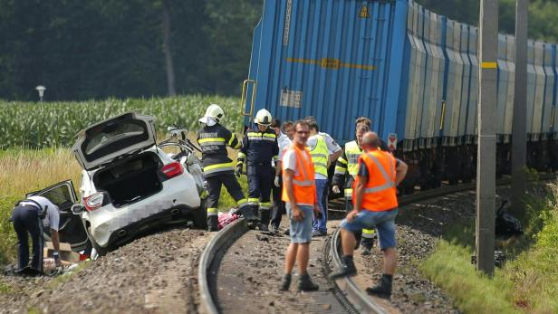 Güterzug gegen Pkw in Steiermark: Zwei Todesopfer