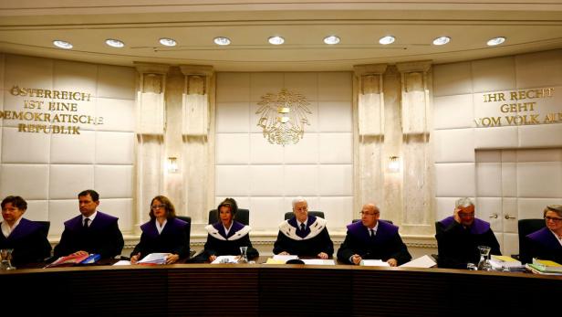 Members of Austria&#039;s constitutional court and Chief Justice Gerhart Holzinger (C) wait for the start of a court session in Vienna, Austria, June 20, 2016.REUTERS/Leonhard Foeger/File Photo