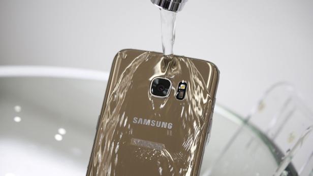 Samsung wegen Werbung für wasserdichte Handys verklagt