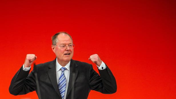 epa03661785 Chancellor candidate of the SPD Peer Steinbrueck speaks at the federal party conference of the SPD in Augsburg, Germany, 14 April 2013. EPA/HANNIBAL HANSCHKE