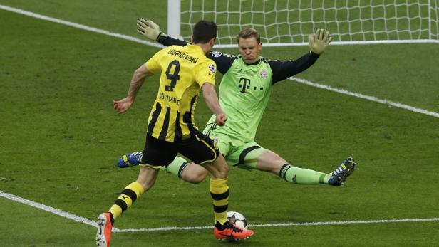 Robert Lewandowski im Duell mit Manuel Neuer während eines Fußballspiels.
