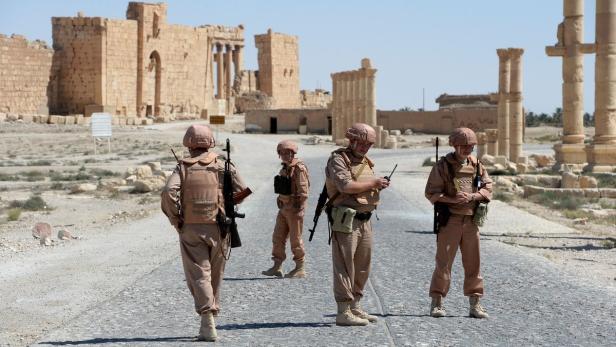Russische Soldaten in Palmyra – in der Stadt wird eine Basis gebaut.