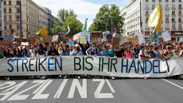 Menschen auf der ganzen Welt streiken für den Klima-Schutz
