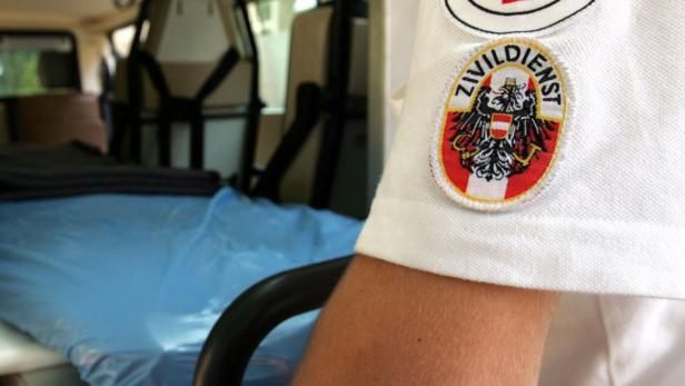 Ein Zivildiener in einem Rettungswagen mit dem entsprechenden Ärmelabzeichen.