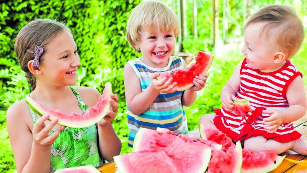 Family with watermelon Wassermelonen statt Pommes