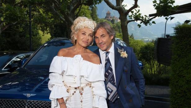 Ganz in Weiß mit einem Blumenkranz: Simona und Hubertus Hohenlohe bei ihrer Hochzeit in Vaduz