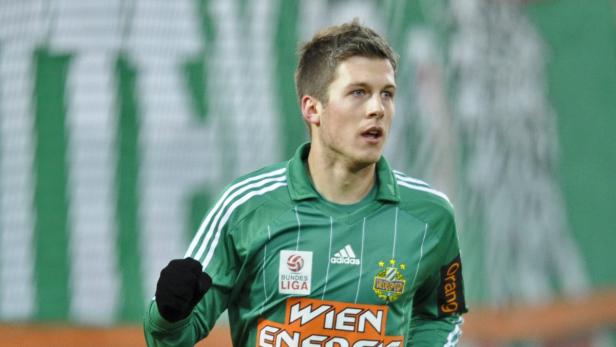 Ein Fußballspieler im grün-weißen Trikot von Rapid Wien.