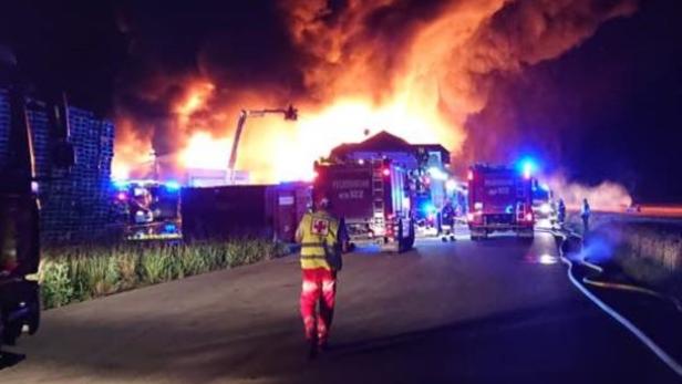 Beim Großbrand im Gewerbegebiet von Neumarkt an der Ybbs wurde für die Feuerwehren die höchste Alarmstufe, B4, ausgerufen