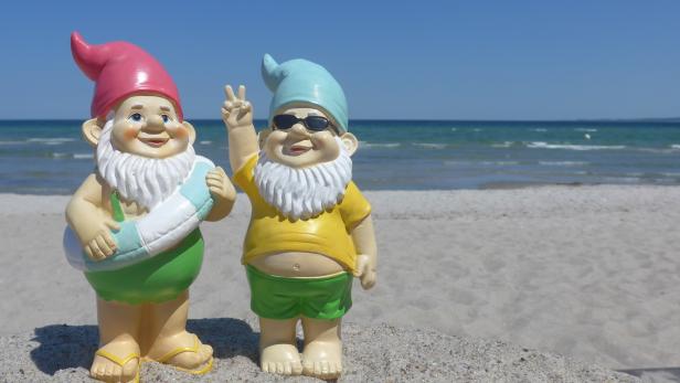 Two garden dwarfs on vacation at sea
