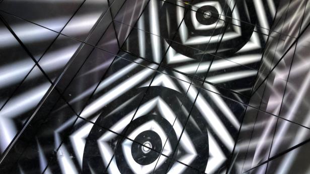 In einer aus Screens zusammengesetzten Wunderkammer spiegelt Peter Kogler digitale Muster in die Unendlichkeit