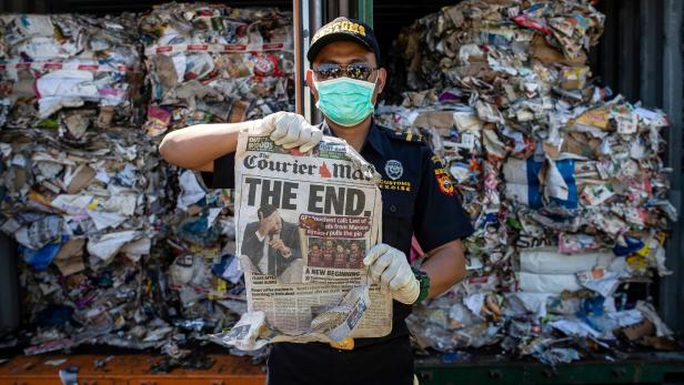 Eine Zeitung aus Australien - im Müll
